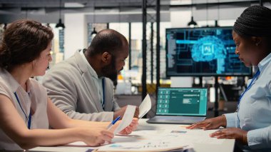 Yapay zeka platformundan geri bildirimleri inceleyen alıcılar, bilgilendirilmiş işe alma kararları almak ve iş için uygun başvuru sahiplerini seçmek için otomasyon ve derin öğrenme kullanıyorlar. Kamera A.