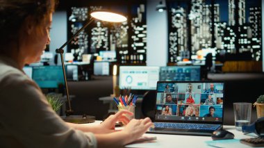 Girişimci video görüşmesi, katılım ve profesyonellik konulu ortak bir konuşma için dizüstü bilgisayar ve mikrofon kullanarak kurumsal telekonferans sırasında üretken bir fikir alışverişi sağlıyor. Kamera A.