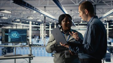 Veri merkezi çalışanları beyin fırtınası yapıyor, derin öğrenme süreçlerini izliyor, operasyonel ölçümleri gözden geçiriyorlar. Teftiş sırasında nöral ağların raporlarını gözden geçirmek için birlikte çalışan meslektaşlar, kamera A