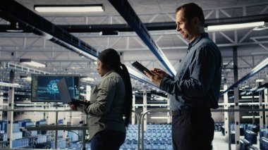 Sunucu merkezinde bilişim uzmanı, derin öğrenme yapay zeka sistemlerinin görevlerle ilgilenmesini kolaylaştırmak için tablet kullanır. Veri merkezi programcısı yapay zeka model parametrelerini aygıt, kamera A kullanarak ayarlar