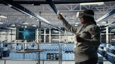 Veri merkezi teknisyeni sanal gerçeklik kullanarak yapay zeka sondaj işleme hızını arttırıyor. Sunucu merkezi bilişim uzmanı VR kulaklık kullanarak yapay zeka iş yükleri için destek sağlıyor, kamera A