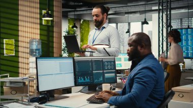 Genel müdür, çok uluslu bir şirket ofisindeki iş performansını tahmin etmek için dijital teknolojiyi kullanır ve yönetim düzeyini optimize etmek için veri içgörülerini koz olarak kullanan strateji raporları oluşturur..