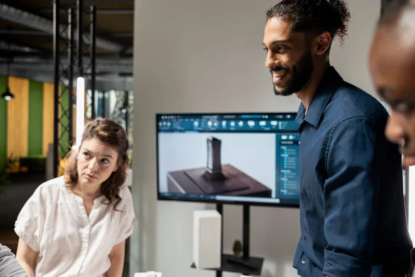 Sürdürülebilirlik ve kentsel altyapı büyümesi odaklı bir konut projesi için 3D modeller yapısal düzeni değerlendiren bir emlak geliştirme ekibi. İnşaat alanı için modern brifing toplantısı.