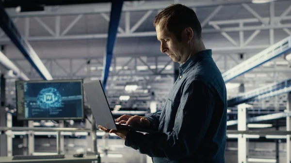 Endüstriyel platformdaki veri merkezi yönetimi yapay zeka gösterge panelini dizüstü bilgisayarla kontrol ediyor. Sunucu çiftliğindeki adam güvenilir performans sağlamak için yapay zeka araçlarını not defterinde test ediyor. Kamera B