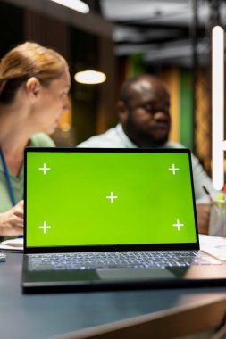 Kurumsal ekip, gece yarısı danışma kurulu toplantısına modelleme, planlama stratejisi ve proje gündemi hedefleriyle katılıyor. Şirketin ortaklarıyla güncellemeleri gözden geçiren uzmanlar.