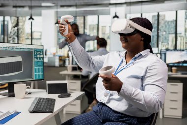 Ürün tasarımcısı, temiz enerji projeleri için sanal gerçeklik simülasyonu kullanarak güneş enerjisi üretiyor. Yeşil teknoloji şirketi mühendisi sürdürülebilir güneş aygıtı prototipi tasarlamak için VR kulaklık kullanıyor