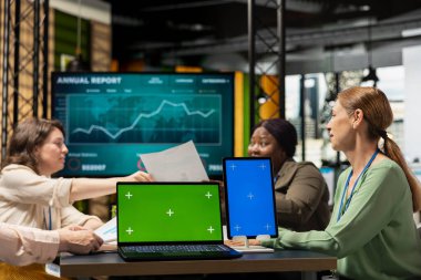 Çalışma ortamında izole edilmiş kopya alanının yakınında toplanan bir grup işletme yöneticisi, performans raporları için özel organizasyonel grafikler, finans grafikleri veya analitik örtüleri için mükemmel.