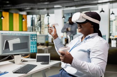 Yeşil teknolojiyi destekleyen güneş aygıtını geliştirmek için VR kulaklık kullanan bir mühendis. Ürün tasarımcısı, temiz enerji yenilikleri üzerinde çalışarak güneş pilleri prototipini test etmek için sanal gerçekliği kullanır.