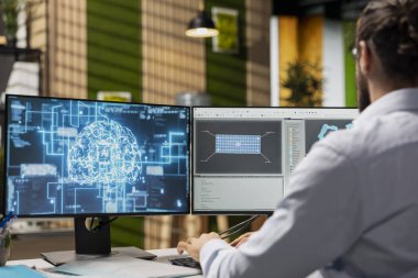 Yenilenebilir enerji şirketinde çalışan teknisyen güneş panelleri geliştirmek için yapay zeka kullanıyor. İşçi eko güneş paneli montaj işleri üretmek için yapay zeka teknolojisini kullanıyor