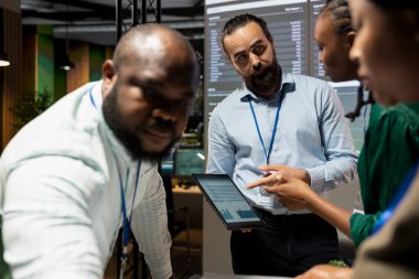 Çalışma saatleri dışında, toplantı sırasında çeşitli çalışma grupları, istatistik ve projeleri incelerken, dosyaları paylaşır ve finans hedefleri hakkında geri bildirim sağlarlar. İş bilgileri.