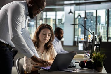 Profesyonel çalışanlar veri görselleştirme ve belgelerini analiz ediyor. İşletme büyümesi için öngörü, rapor paylaşım ve performans izleme alanlarında işbirliği yapan meslektaşlar.
