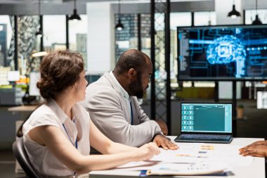 Yönetici ve ekip, röportaj sonuçlarını değerlendirmek, CV filtreleme ve yetenek seçiminde yardımcı olmak için yapay zeka, makine öğrenme ve sinirsel ağlar tarafından desteklenen sanal yardımcı araçlar kullanır..