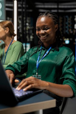 Siyah takım lideri, iş kârını artırmak için veri içgörülerini değerlendiriyor, küresel bir kalkınma tesisi yaratmak için piyasa satış eğilimlerini gözden geçiriyor. Ofiste saatler sonra şirket ortakları.