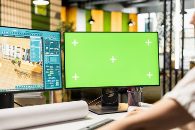 Kadın iç mimar bilgisayarda krom anahtarın yanındaki kat planını yönetiyor, inşaat için mobilya tasarlamak için ofiste çok çalışıyor. Kentsel geliştirme araçları.
