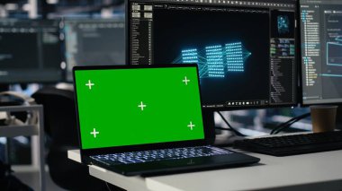 Yapay zeka sistemlerini yöneten programcı tarafından kullanılan veri merkezindeki izole ekran laptopunu kapat. Sunucu merkezindeki yapay zeka teknolojisini kullanan yönetici, kamera A