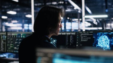 Üretken yapay zeka yardımıyla veri merkezi kodlaması programcısı. Sunucu odasındaki ve kamera A 'daki görevleri çözmek için yapay zeka büyük dil modeli kullanan bilişim profesyoneli.