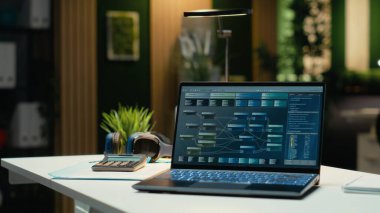 Laptop 'ta önemli raporları olan lüks modern ofis alanı, önemli veri analizlerini gösteren boş masa ve yönetim ve iş yönetimi görevleri için içgörü. Öngörü.