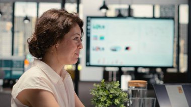 İK yöneticisinden onaylanmış istihdam sürecini doğrulamak üzere toplantı sırasında el sıkışma ve kimlik kartı alan yeni eleman. İş için yeni başlangıç.