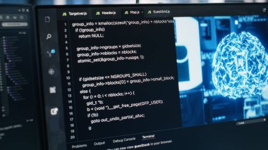 Veri merkezi PC ekranları AI LLM model geliştirme ve otomasyon iş yüklerinde kullanılan arka uç donanım performansını izler. Workstation monitörleri sunucu donanımlarını denetliyor