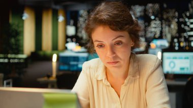 Cesareti kırılmış bir kadın ertesi sabahki toplantıda yöneticilerle paylaşmak için planlar hazırlıyor ve amaçları belgeliyor. Çalışan zihinsel bir bulanıklık içinde fazla mesai yapıyor, sınırları zorluyor. Kamera A.