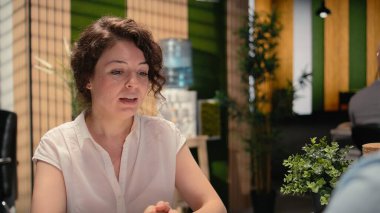 Kadın başvuru sahibi, işe alım sürecinde niteliklerini ve deneyimini sunuyor. Yetenek kazanmak için kariyer fırsatı. Özgeçmiş değerlendirmesi ve kafa avına devam. Kamera A.