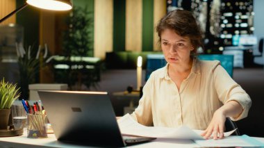 Proje yöneticisi saatler sonra evrim için hedefleri ve gündemi belirliyor, organizasyon için hedefler planlıyor ve bir sunum için belgelendiriyor. Uzun vadeli gelişimi destekleyin. Kamera B.