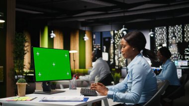 Siyah analistin KPI ölçümlerini analiz ettiği, iş geliştirme planlarına stratejik bir zihniyet uyguladığı, masaüstü bilgisayarında izole edilmiş kroma anahtarı. Yeniliği ve hedeflere ulaşmayı destekle.