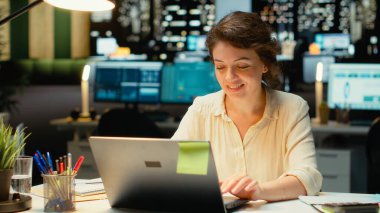 Taktik işkadını gece vakti yeni ve zekice bir fikir ediniyor. Yaratıcılık ve özgünlüğe sahip hayalperest bir insan. Büyümek için bir çözüm bulan zeki bir kadın. Kamera B.