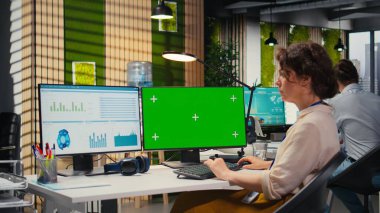 Bilgisayar monitöründeki KPI ölçümlerini analiz eden yönetici yardımcısı, bilgisayardaki bilgi grafikleri ve veri analizleriyle görevi tamamlıyor. İş kadını öngörüleri görüyor.