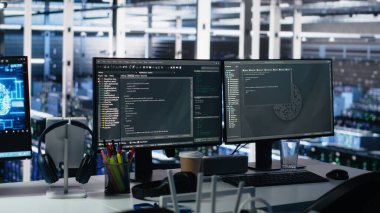 Sunucu odası PC, yapay zeka operasyonları için büyük ölçekli makine öğrenme verilerini takip eden ana bilgisayarları görüntülüyor. Yapay zeka modelinin geliştirilmesinde kullanılan izleme donanımını bilgisayar görüntüler