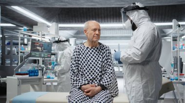 Karantina tesisindeki siyah doktor salgın sırasında hastalara tıbbi bakım sağlayarak, küresel salgın hastalıkların önlenmesi için hastalık, ilaç tedavisi ve aşı testleri hakkında veri topluyor. Kamera A.