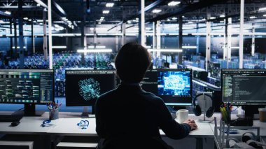 Sunucu odasındaki mühendis cihazlardaki altyapı teşhislerini gözden geçirmek için yapay zeka kullanıyor. Sistem güncellemesi ve kamera A 'yı korumak için yapay zeka kullanarak performans verilerini analiz eden bilişim uzmanı.