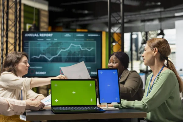 Çalışma ortamında izole edilmiş kopya alanının yakınında toplanan bir grup işletme yöneticisi, performans raporları için özel organizasyonel grafikler, finans grafikleri veya analitik örtüleri için mükemmel.