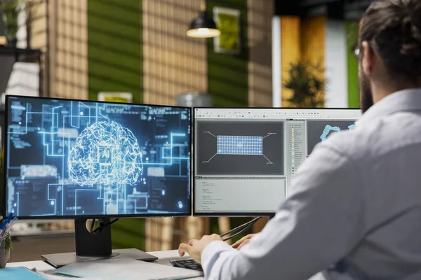 Yenilenebilir enerji şirketinde çalışan teknisyen güneş panelleri geliştirmek için yapay zeka kullanıyor. İşçi eko güneş paneli montaj işleri üretmek için yapay zeka teknolojisini kullanıyor