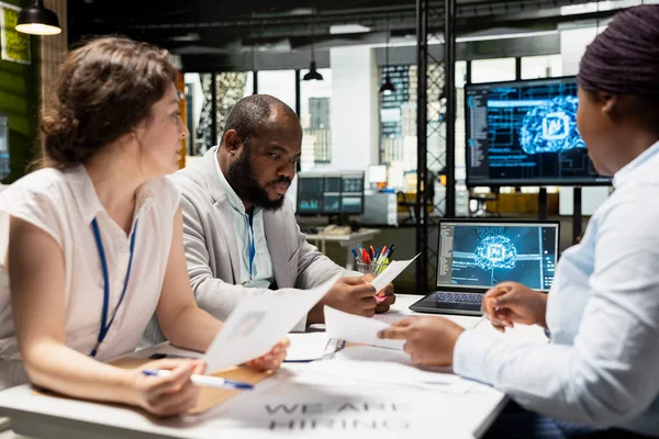 Aday CV uygulamalarını yapay zeka algoritmalarıyla filtreleyen, akıllı otomasyon ve makine öğrenimi uygulayan profesyoneller işe alınır. İş yeniliği.