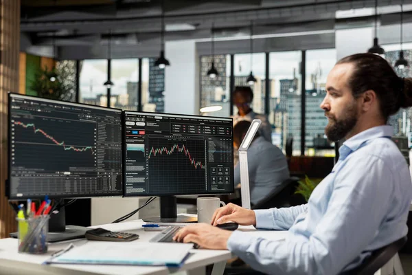 Portföy yöneticisi varlık performansını gözden geçirir ve en uygun büyüme için holdingleri ayarlar. Finans uzmanı, müşterilerin getirilerini maksimum seviyeye çıkarmak için çeşitli yatırım portföylerini denetliyor