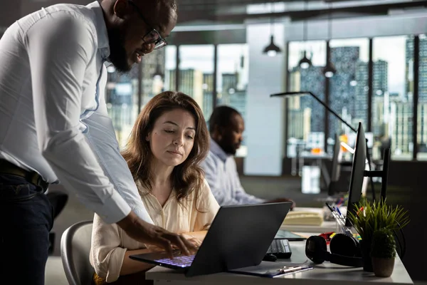 Profesyonel çalışanlar veri görselleştirme ve belgelerini analiz ediyor. İşletme büyümesi için öngörü, rapor paylaşım ve performans izleme alanlarında işbirliği yapan meslektaşlar.
