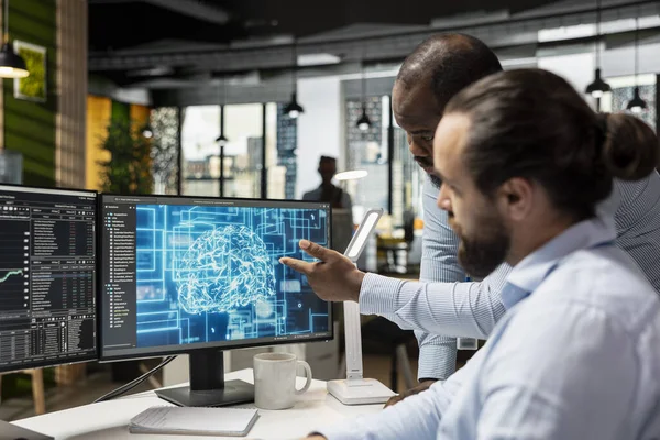 AI teknolojisini otomatik ticaret ve portföy dengelemesi için kullanan borsacılar takımı. Karmaşık pazar verilerini analiz etmek için makine öğrenme algoritmaları uygulayan destek firması çalışanları