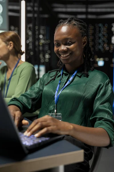 Siyah takım lideri, iş kârını artırmak için veri içgörülerini değerlendiriyor, küresel bir kalkınma tesisi yaratmak için piyasa satış eğilimlerini gözden geçiriyor. Ofiste saatler sonra şirket ortakları.