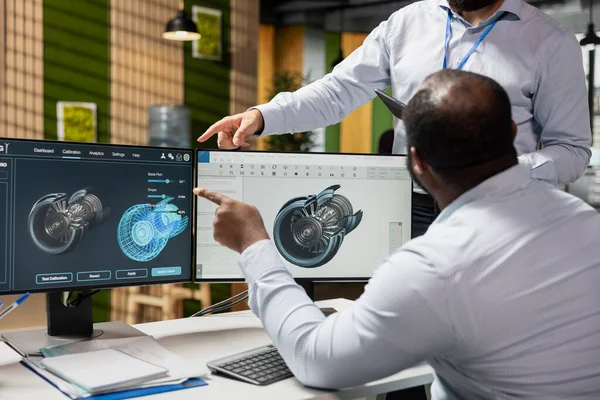 CAD mühendislerinden oluşan bir ekip türbini yükseltmek, güç çıkışını arttırmak ve karbon ayak izini azaltmak için beyin fırtınası yapıyor. Takım çalışma arkadaşları verimliliği ve temiz enerji çıktısını optimize etmek için türbin verilerini gözden geçirdiler