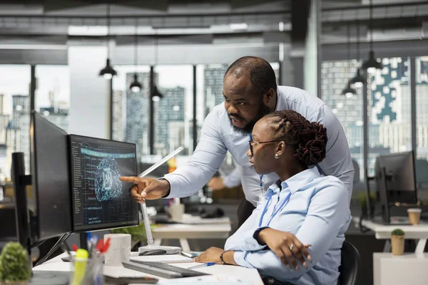 AI LLM sohbet robotu kullanarak borsa analizi ve takas ipuçlarını denetleyen bir borsacı. Ekip lideri, borsayı izlemek için yapay zeka analizlerini birleştiren çalışanı denetliyor.