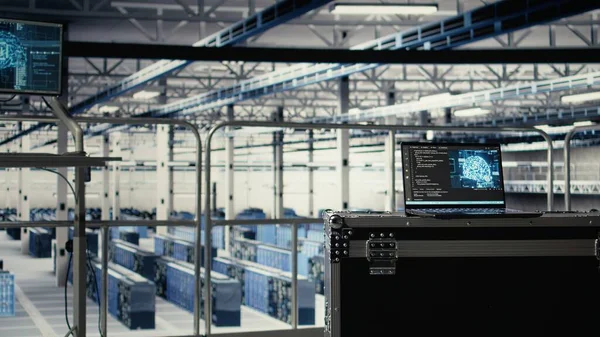 Sunucu çiftliğindeki dizüstü bilgisayardaki yapay zeka, makinenin ağlara güç veren görevleri öğrenmesini sağlıyor. Veri merkezinde defter üzerinde yazılım geliştirme araçları çalıştıran yapay zeka programlama dili