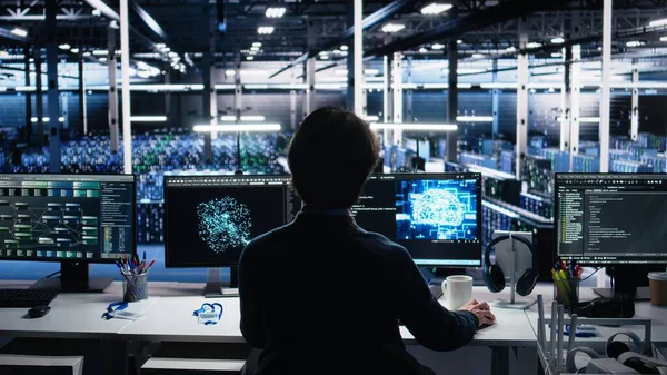 Sunucu odasındaki mühendis cihazlardaki altyapı teşhislerini gözden geçirmek için yapay zeka kullanıyor. Sistem güncellemesi ve kamera A 'yı korumak için yapay zeka kullanarak performans verilerini analiz eden bilişim uzmanı.