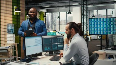 Şirket profesyoneli, modern bir ofiste yönetim uygulamalarını iyileştirmek için stratejik veri içgörülerinden yararlanarak, aylık raporlar hazırlamak için çizelgeler ve grafikler yoluyla verimliliği analiz eder..