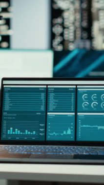Vertical Video Professional boş ofisi bilgisayarlar ve tahmin ekipmanları içerir. Kurumsal başarıyı yönlendiren kurumsal planlama, analitik ve performans göstergeleri için modern alan seti.