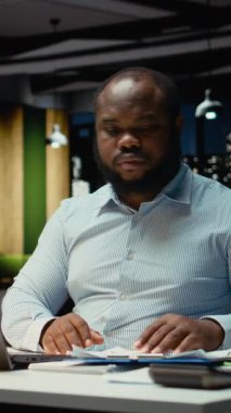 Dikey video şirketi analisti veri raporlarını okuyor ve dizüstü bilgisayardan kontrol ediyor, proje planlıyor ve mesai saatleri dışında görevler ayarlıyor. Hedeflere ulaşmak için el yazısı ve not almak. Kamera A