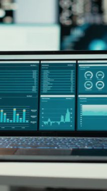 Çok uluslu bir şirketteki dikey Video Boş yönetim kurulu bilgisayar ekranlarında dijital çizelgeler, görüşler ve analizler sergiliyor. Şirket alanı profesyonel vizyon, strateji ve ticareti somutlaştırır