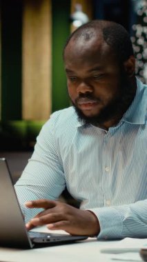 Dikey Görüntü Yöneticisi masasına yaslanmış tükenmişlik ve yorgunluk belirtileri gösteriyor. Uykusuzluk ve iş gerginliği kariyer zorluğu ve sürekli baskı ile sınırları zorluyor. Kamera B