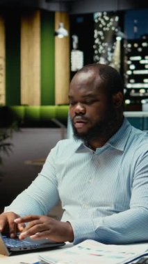 Dikey Video Afrikalı Amerikalı çalışan geceleri internet bilgilerini düzeltiyor, dizüstü bilgisayara önemli veriler yazıyor. Girişim hedefleri ile aynı hizaya getirmek için bir özet oluşturuluyor ve strateji tasarlanıyor