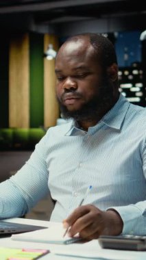 Dikey Video Maliye Analisti mesai bitiminden sonra belgeleri kontrol edip kopyalıyor, bilgisayarına önemli veriler yazıyor. Şirket hedefleriyle aynı hizaya getirmek için bir özet oluşturuluyor ve strateji tasarlanıyor